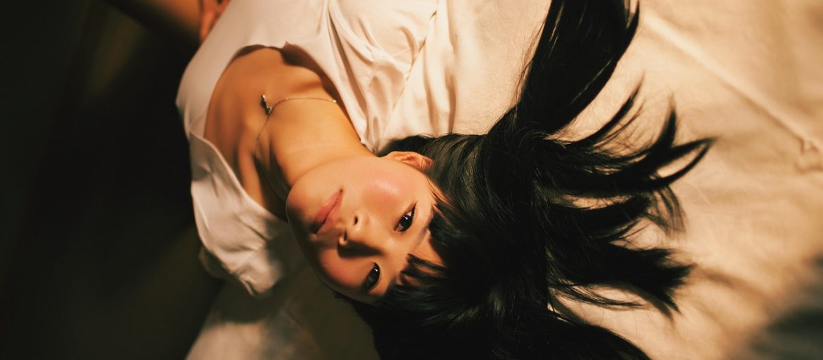 xl上司在线观看 深色界面中悬浮着 XL上司 App 的手机主视觉，宝石蓝紫渐变光晕落在屏幕上，营造夜间观影的沉浸氛围